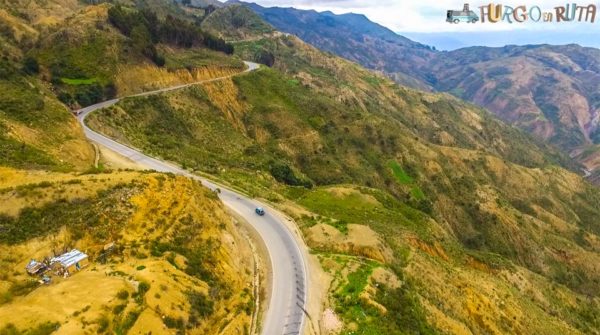 Rutas de Bolivia: La Saioneta circulando por la carretera de Cochabamba a Oruro (3.420 m.s.n.